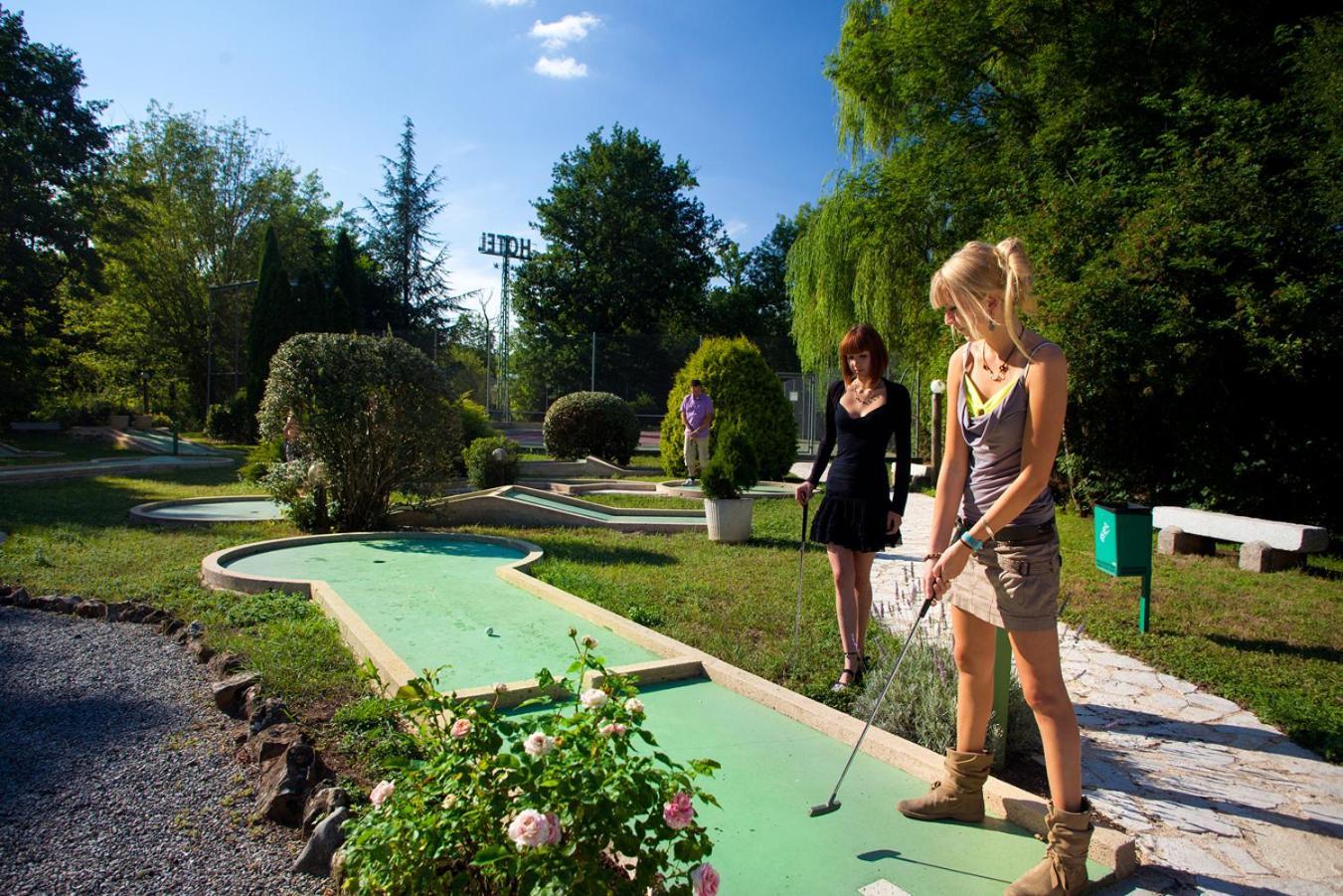 Logis Hotel - Restaurant - Spa - Le Relais De Farrou Villefranche-de-Rouergue Exteriör bild